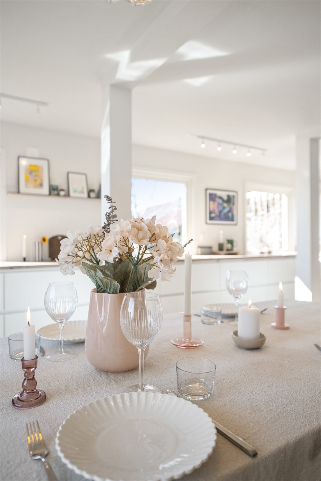 Lyst og herlig rom - perfekt sted å samle familien i hverdag og helg! Galleribilde