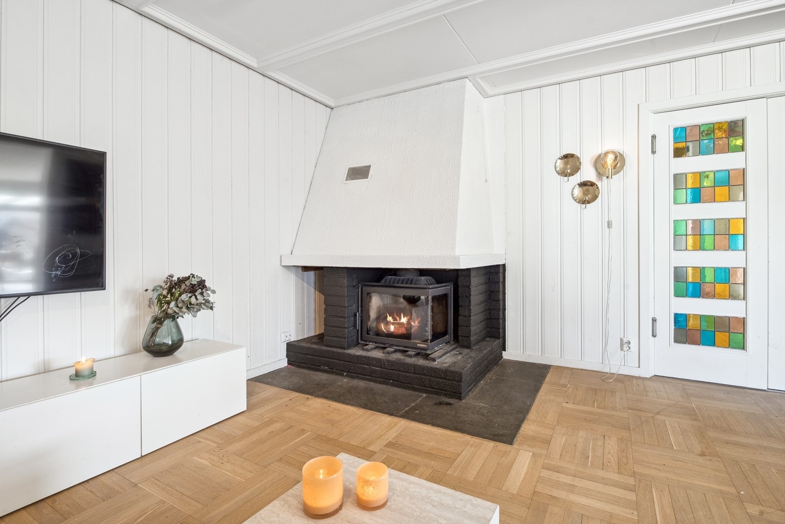 I den åpne peisen er det satt inn ny peisinnsats, noe som gir god innetemperatur på kjølige høst- og vinterkvelder. Galleribilde