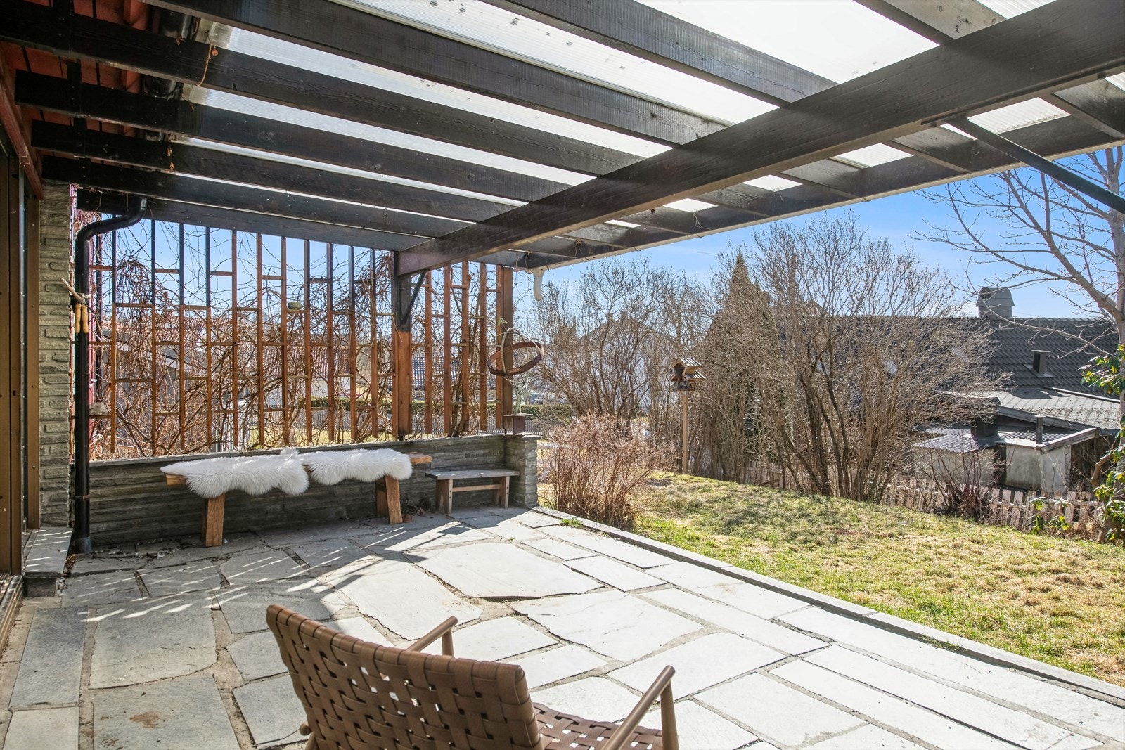 Utenfor stuen er en koselig overbygget terrasse med skiferheller. Galleribilde