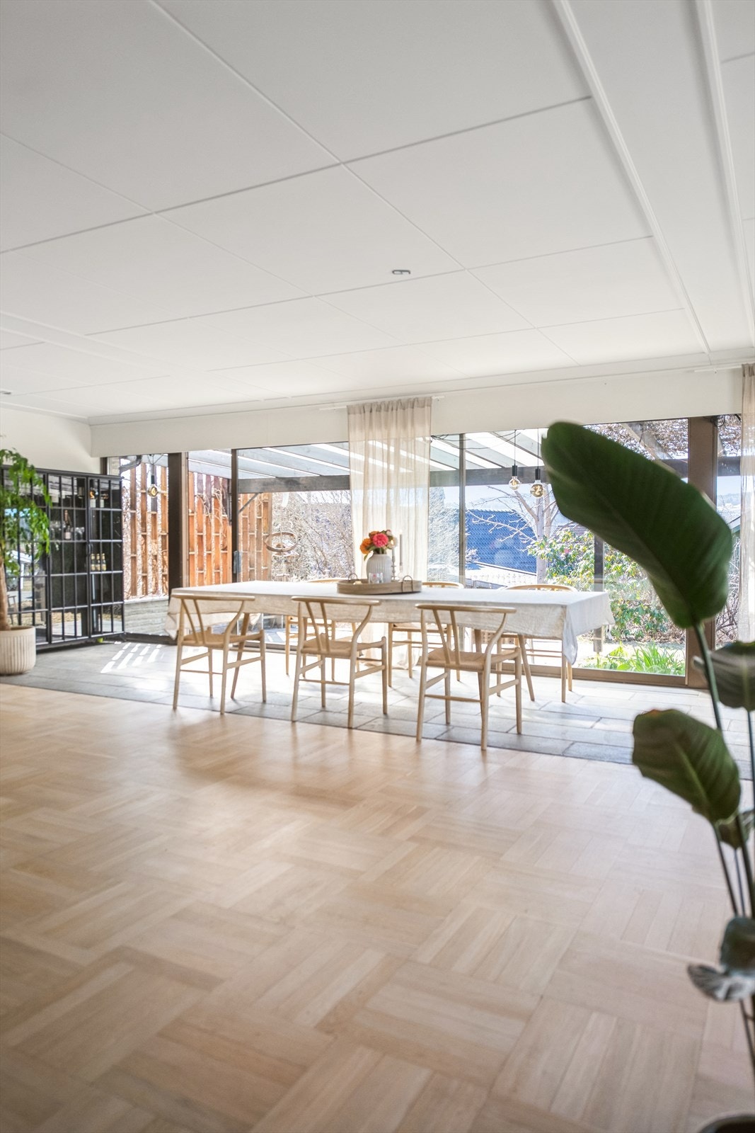 Ellers varmes boligen varmes opp med vannbåren varme via radiatorer. Ny luft til vann varmepumpe fra 2020. Galleribilde