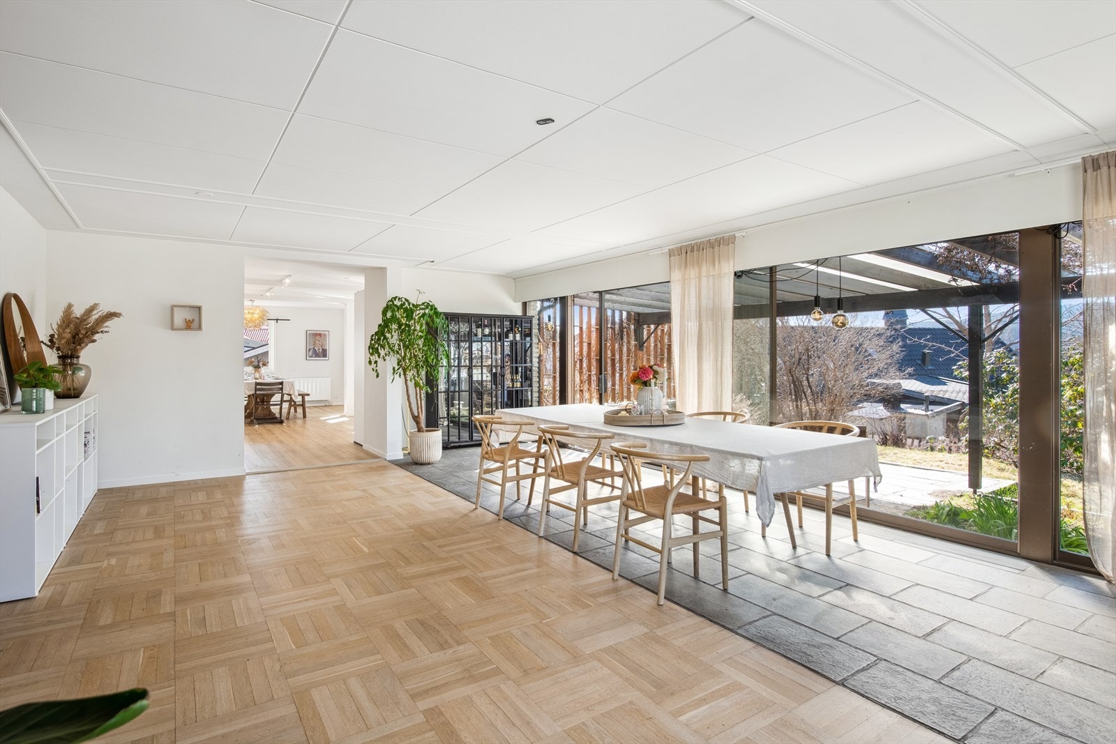 Det er stor åpning mellom stue og kjøkken. Galleribilde