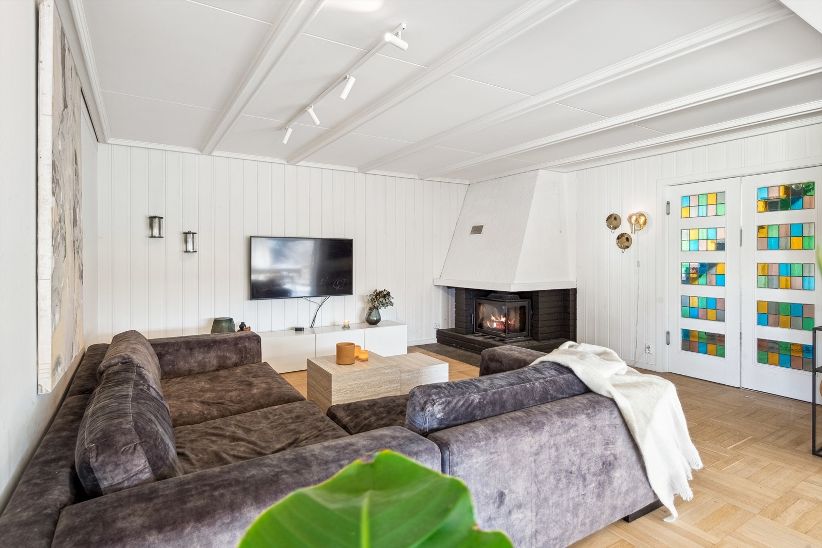 Blant annet den originale doble blyglass døren og den flotte parketten. Galleribilde