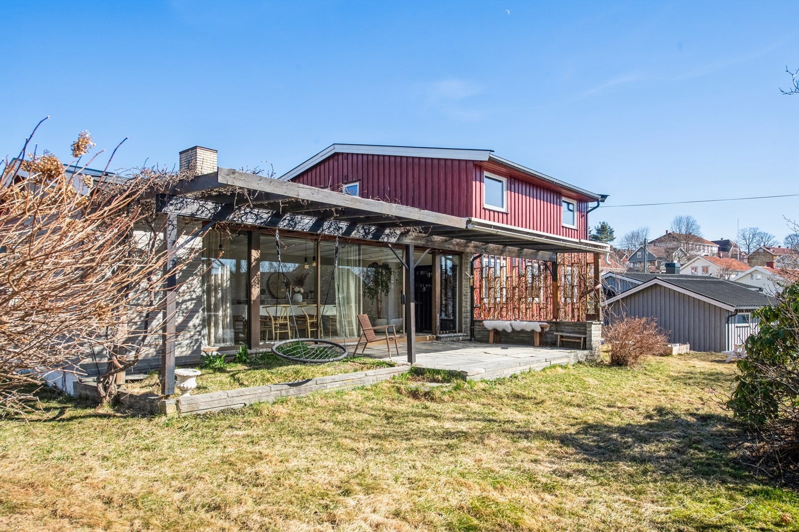 Terrassen ligger sydvendt, så her har man solen store deler av dagen og ettermiddagen. Galleribilde