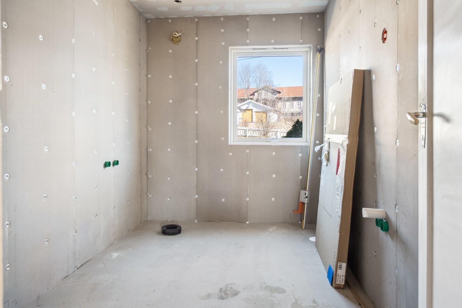 I 1. etasje er det et bad som er under bygging. Det er bla. støpt gulv m/varmekabler og det meste av rør og el. anlegg er ferdigstilt. Galleribilde