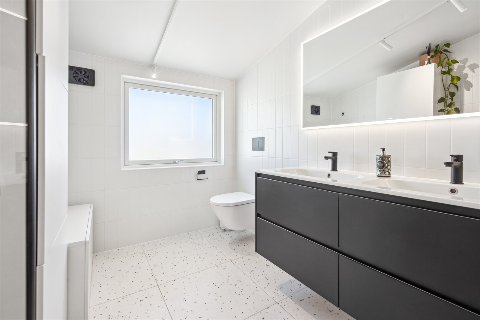 På gulvet er det store Terazzo fliser med varme under. Galleribilde