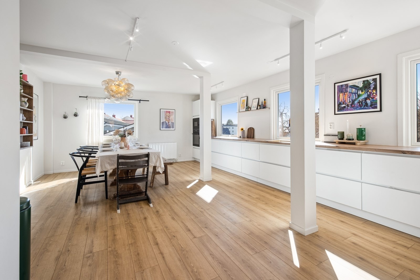 Boligen har et stort og lekkert kjøkken, som ble pusset opp i sin helhet i 2023. Galleribilde