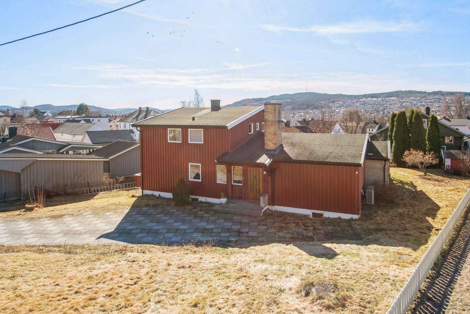 Dette er en innholdsrik familiebolig over tre plan, som ligger i et populært boligområde. Galleribilde