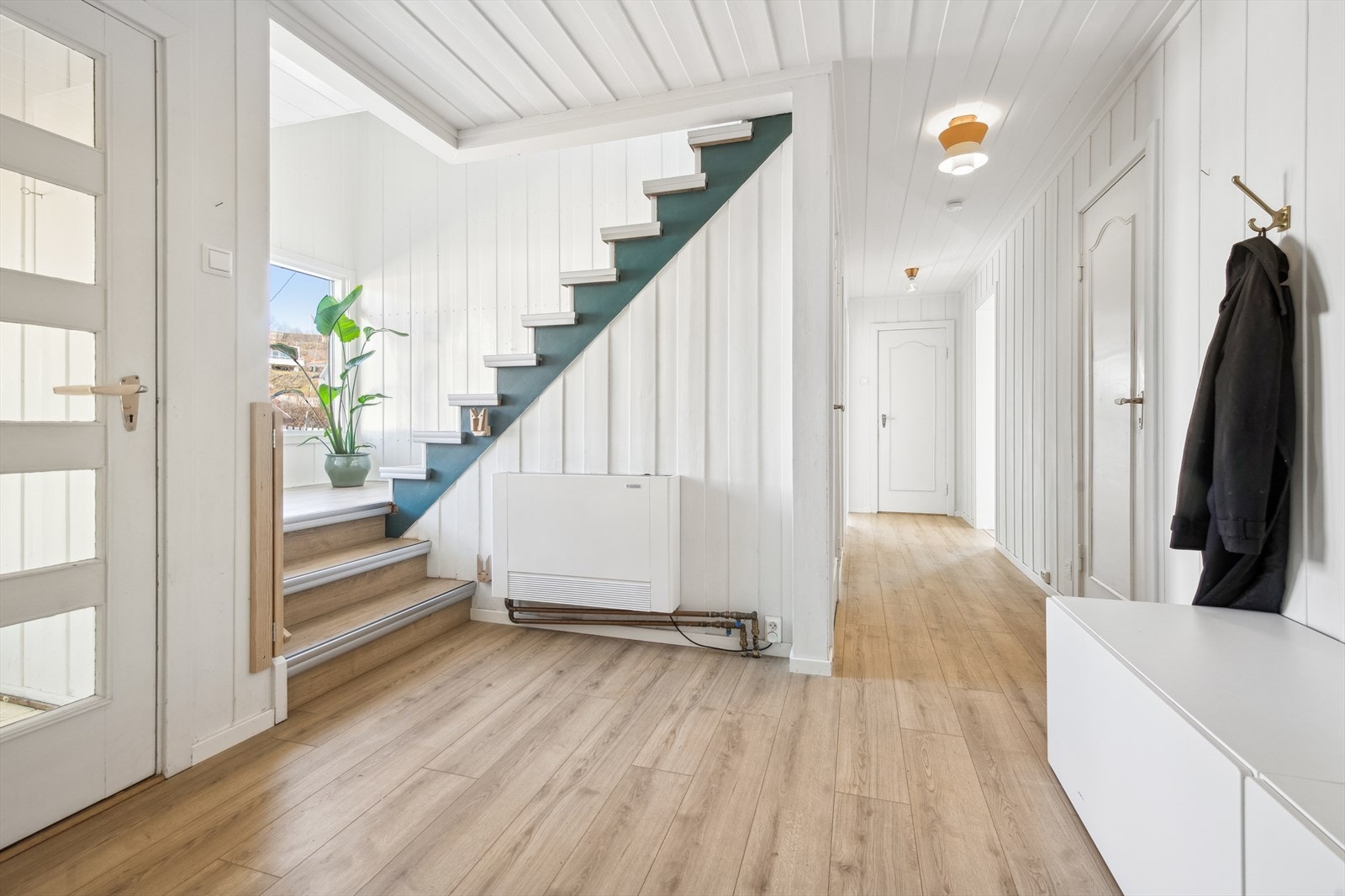 Hall med trapp opp til 2. etasje. Galleribilde