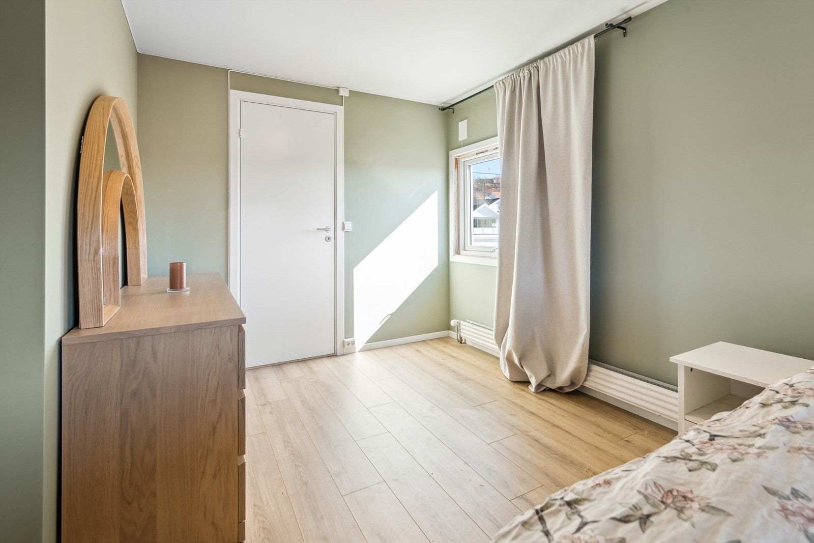 Soverom 2. Det er nye vinduer i 2. etasje. Galleribilde