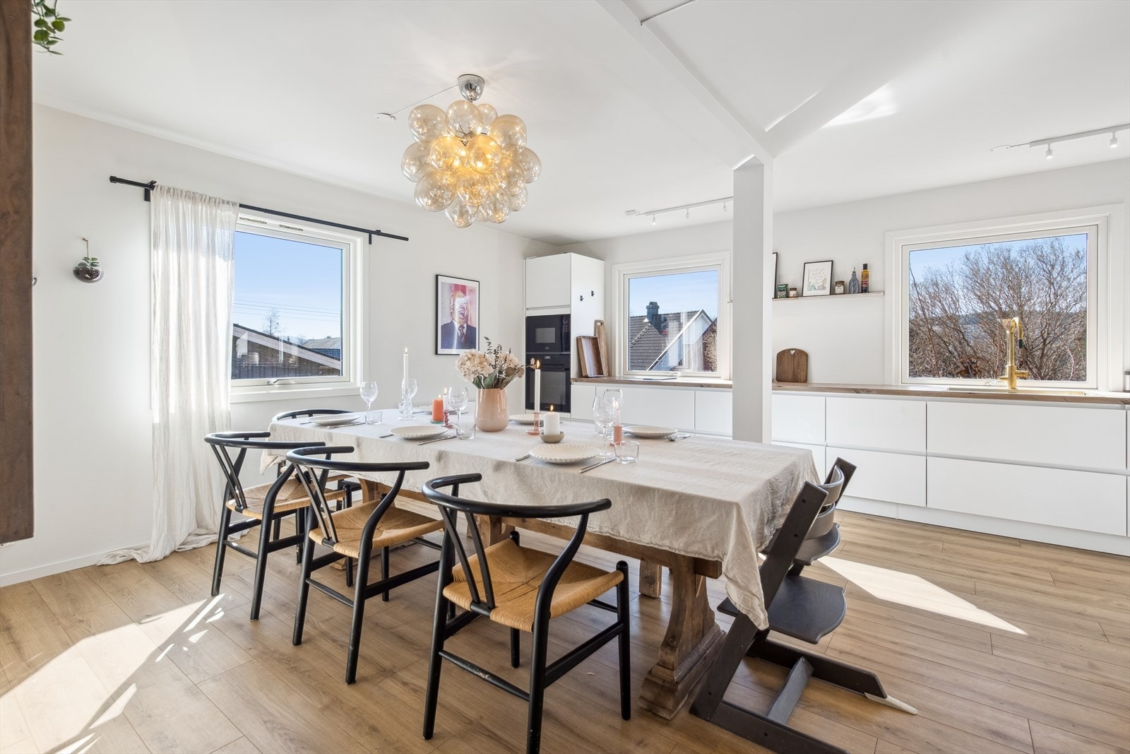 Kjøkkenet ble utvidet ved å innlemme et soverom i arealet, slik at man i dag har god plass til et stort spisebord. Galleribilde