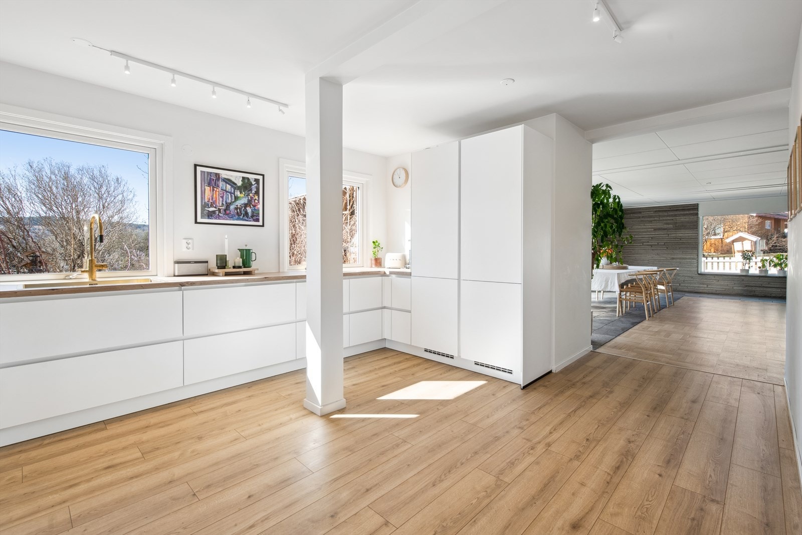 Den moderne kjøkkeninnredning har mye oppbevaringsplass. Galleribilde