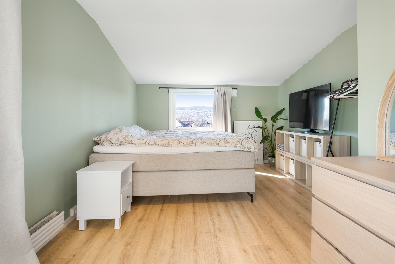 Det er tre gode soverom i 2. etasje. Alle er nyoppusset med nye gulv og slette vegg- og takoverflater. Galleribilde