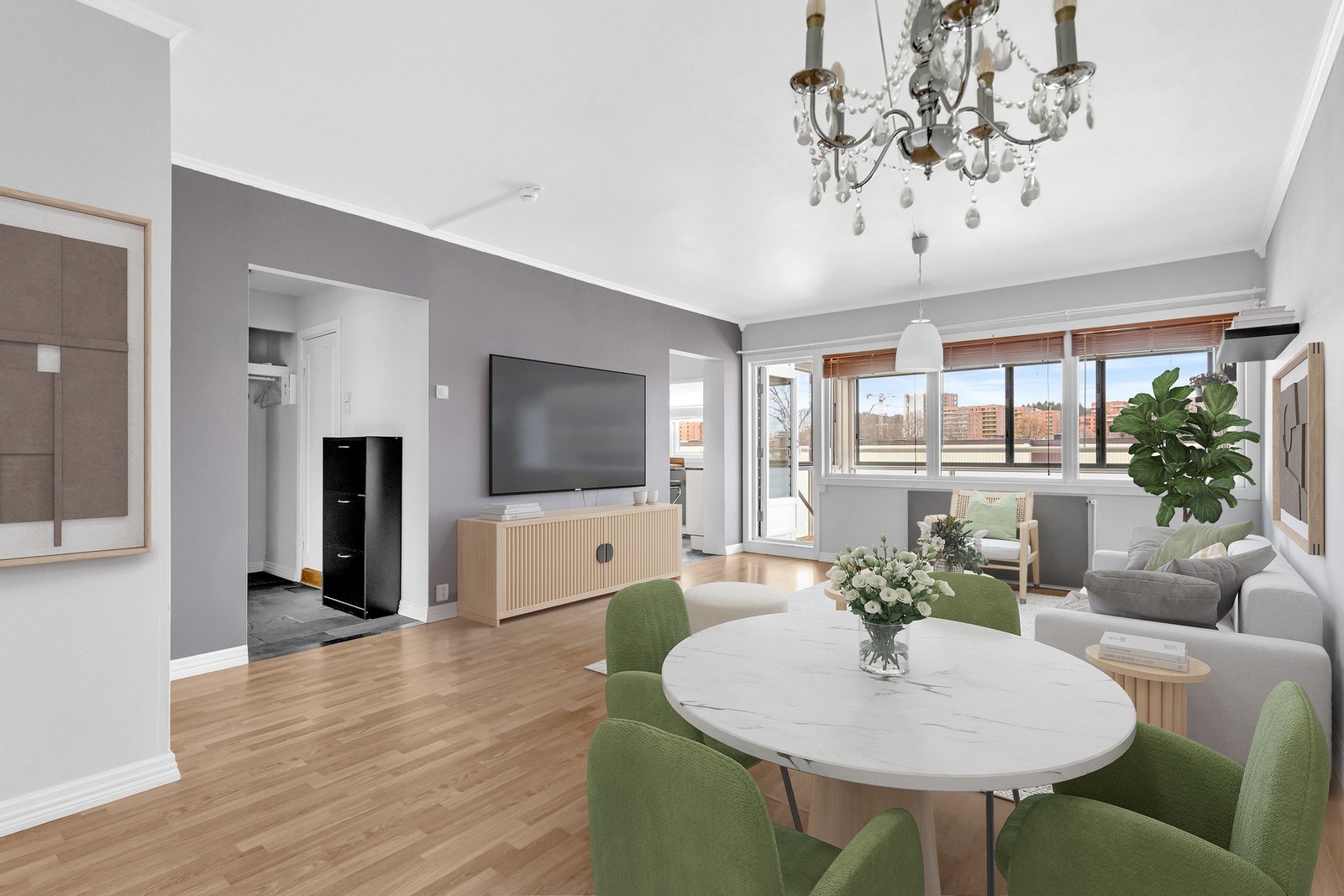 Romslig og flott 3-roms toppleilighet med stort potensiale. Bildet er digitalt møblert. Galleribilde