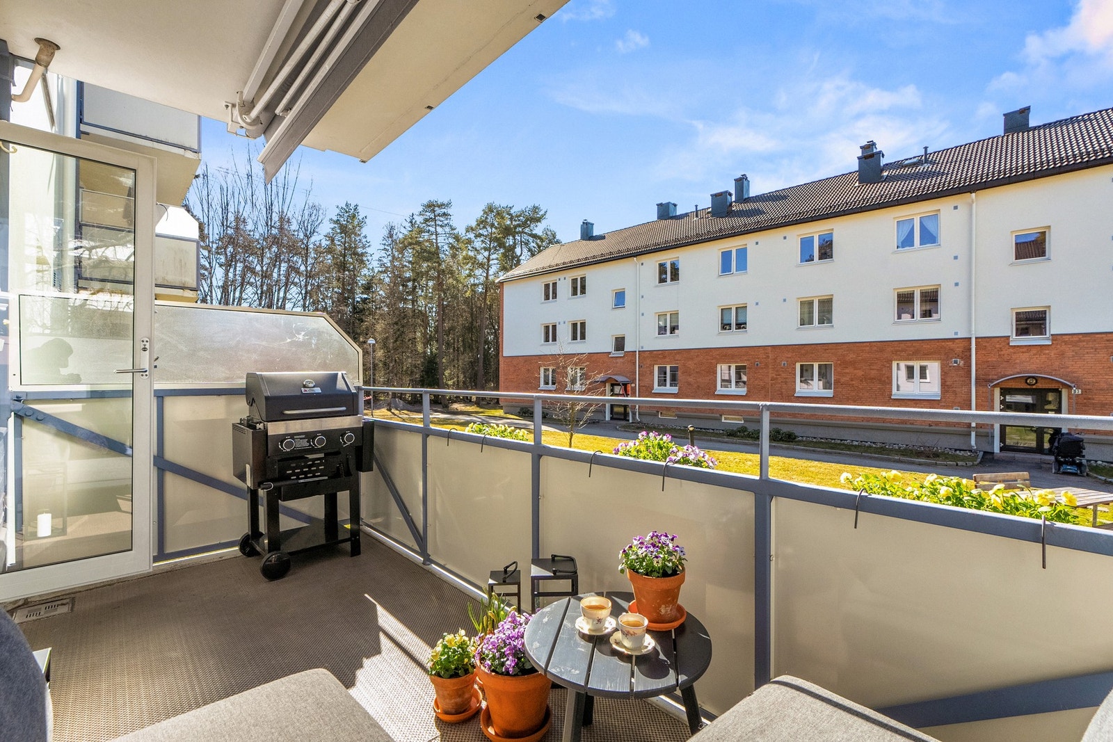 På balkongen er det montert utelys, stikkontakt og elektrisk markise. Galleribilde
