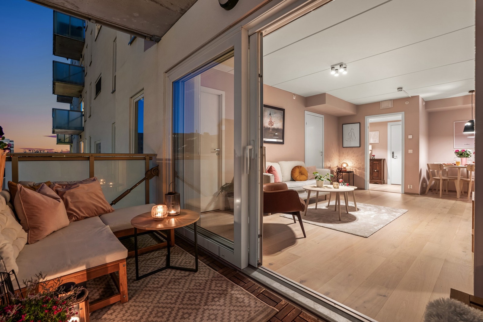 Fra stuen er det utgang til en koselig balkong Galleribilde