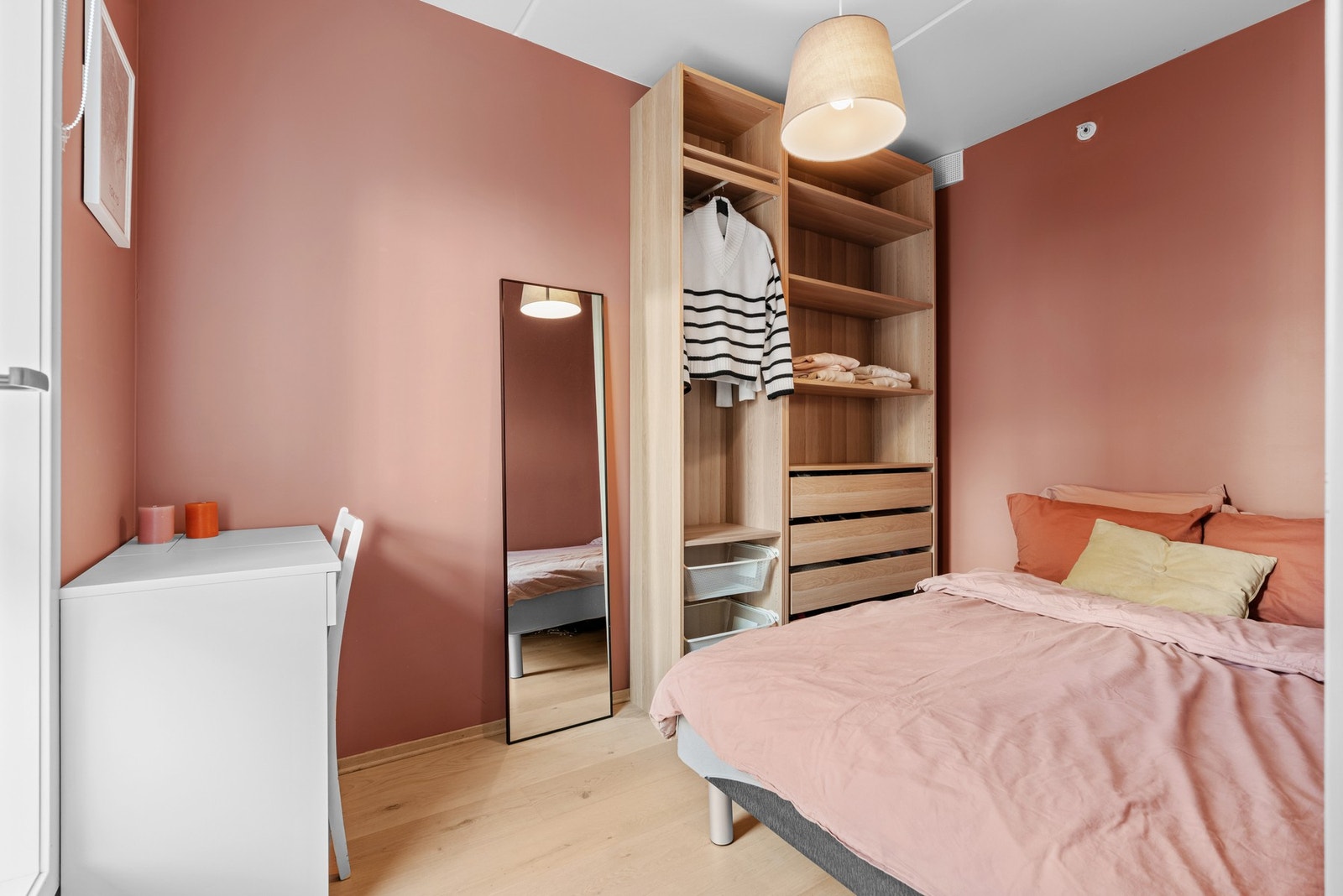 Begge soverommene har også plass til hjemmekontorløsning om ønskelig Galleribilde