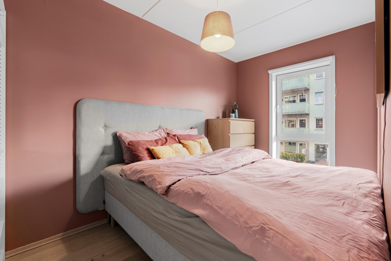 Begge soverommene har plass til dobbeltseng og medfølgende garderobeskap Galleribilde