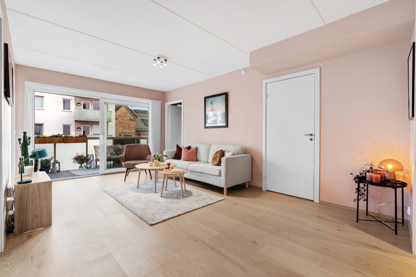 Leiligheten har en lys, innbydende stue med 1-stavs parkett Galleribilde