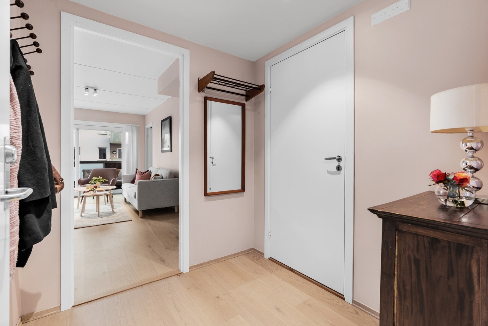 Leiligheten har en romslig entré med vannbåren gulvvarme og downlights i tak Galleribilde