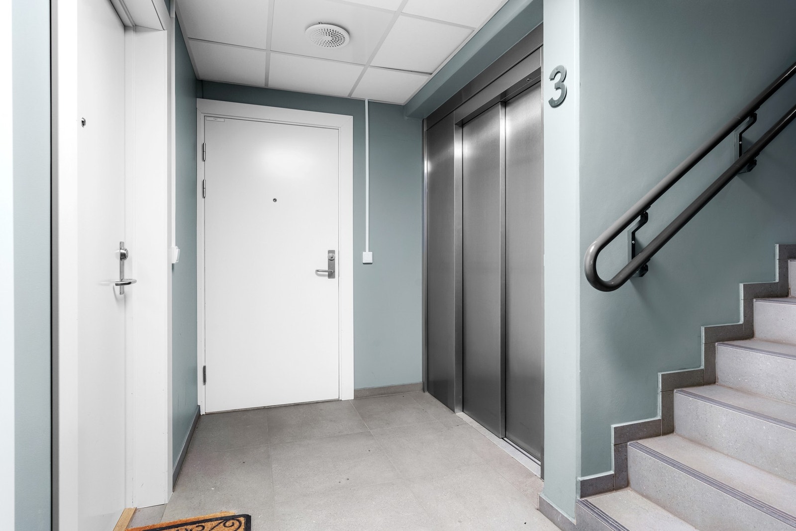 Bygget har heis, så her kan du gå tørrskodd til garasjen og til butikkene i 1. etasje Galleribilde