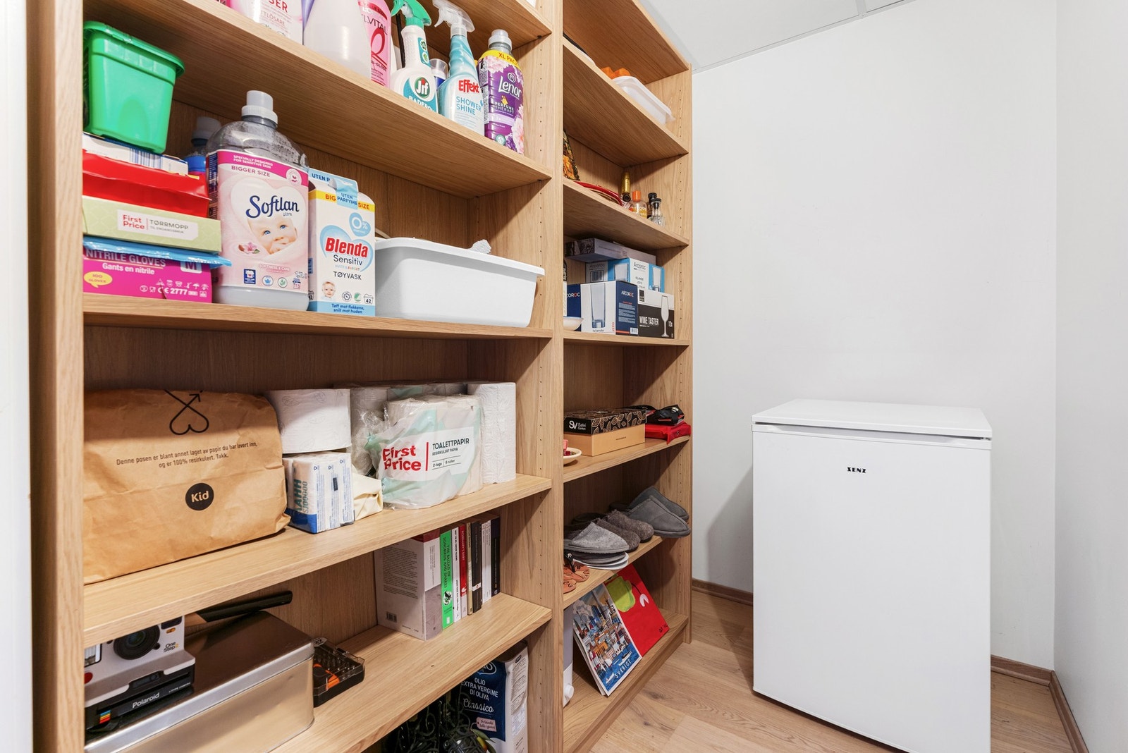 Ekstra lagringsplass i innvendig bod med strømuttak, i tillegg disponerer leiligheten en kjellerbod på ca. 5 kvm Galleribilde