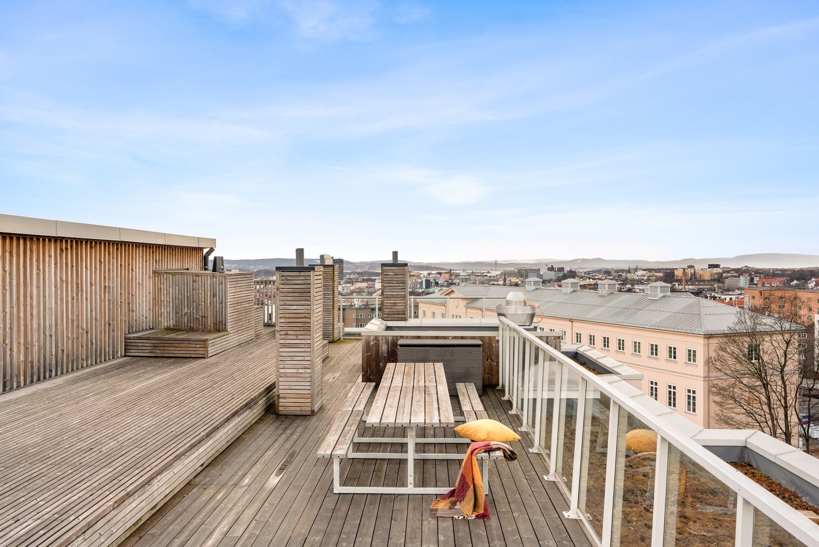 Felles takterrasse med nydelig utsikt over byen Galleribilde