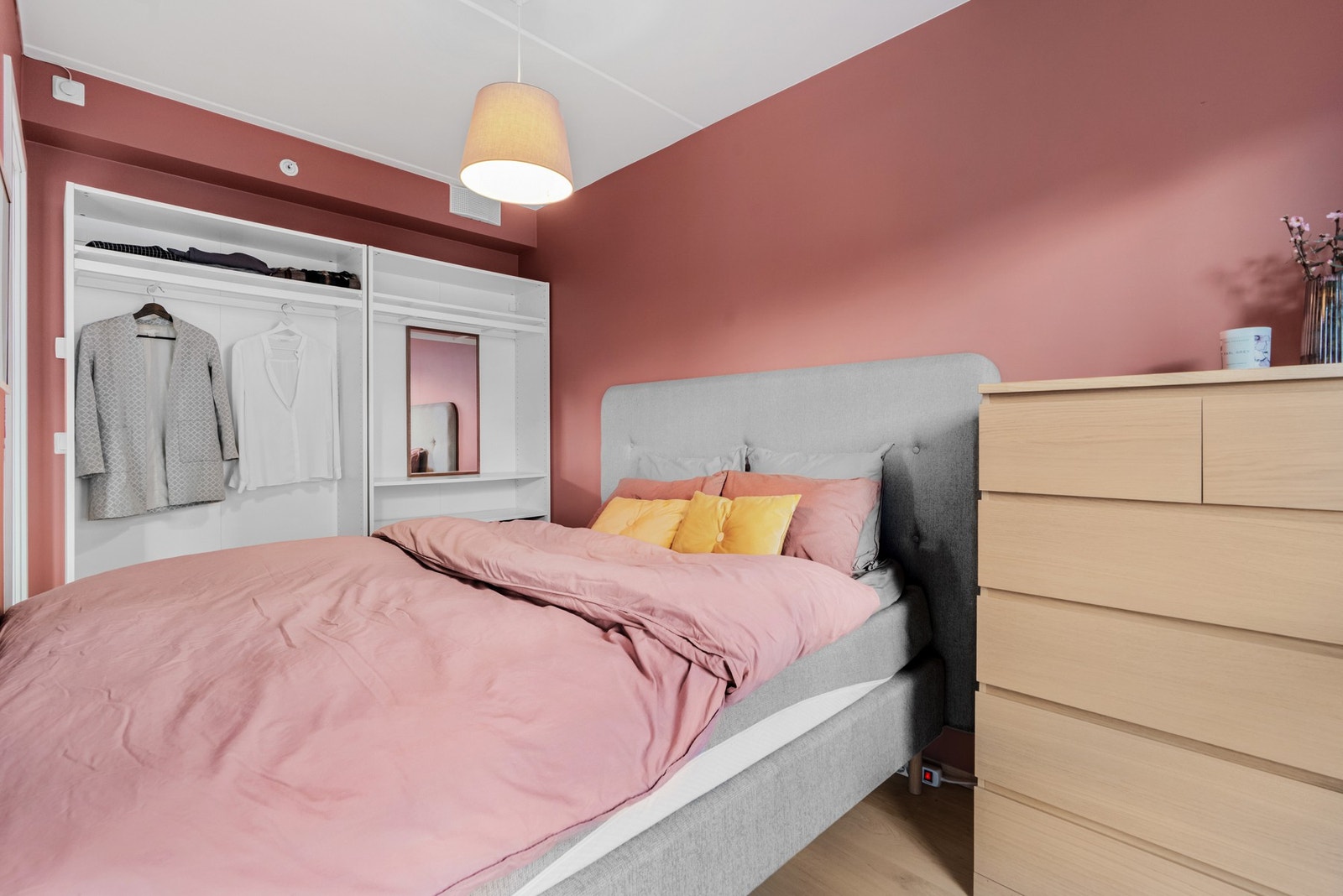 Leiligheten har 2 soverom med praktisk beliggenhet i hver sin ende av stuen Galleribilde