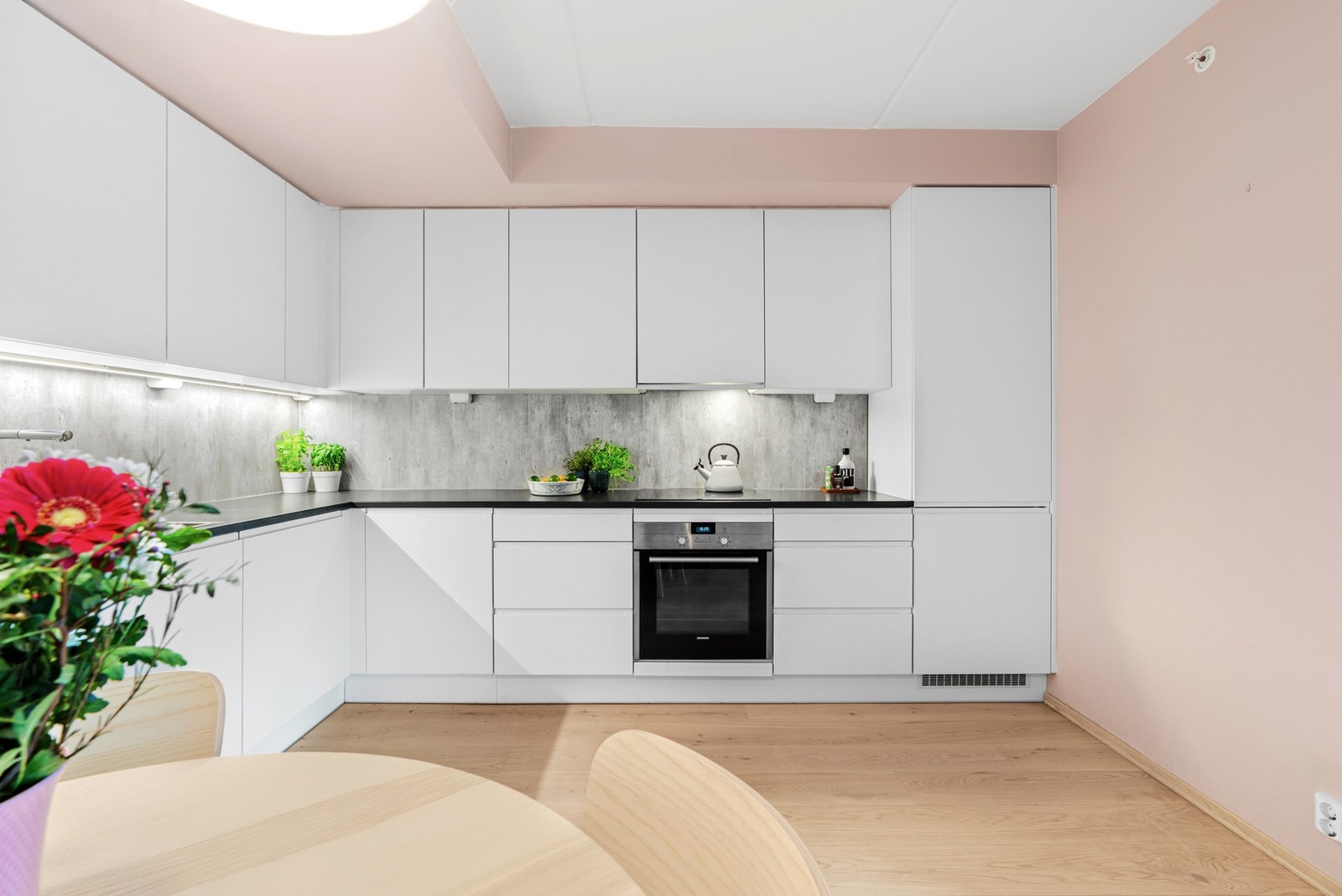 Kjøkkenet har integrert induksjonsplatetopp, stekeovn, oppvaskmaskin og kjøle -/fryseskap Galleribilde