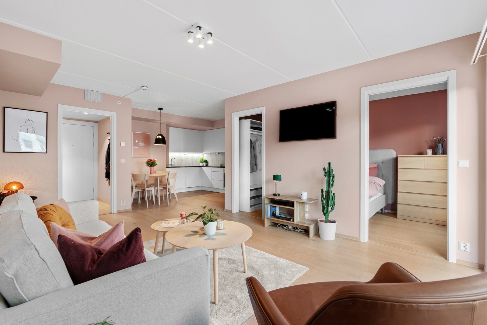 Leiligheten ligger i et nyere bygg fra 2018 og holder en høy standard Galleribilde