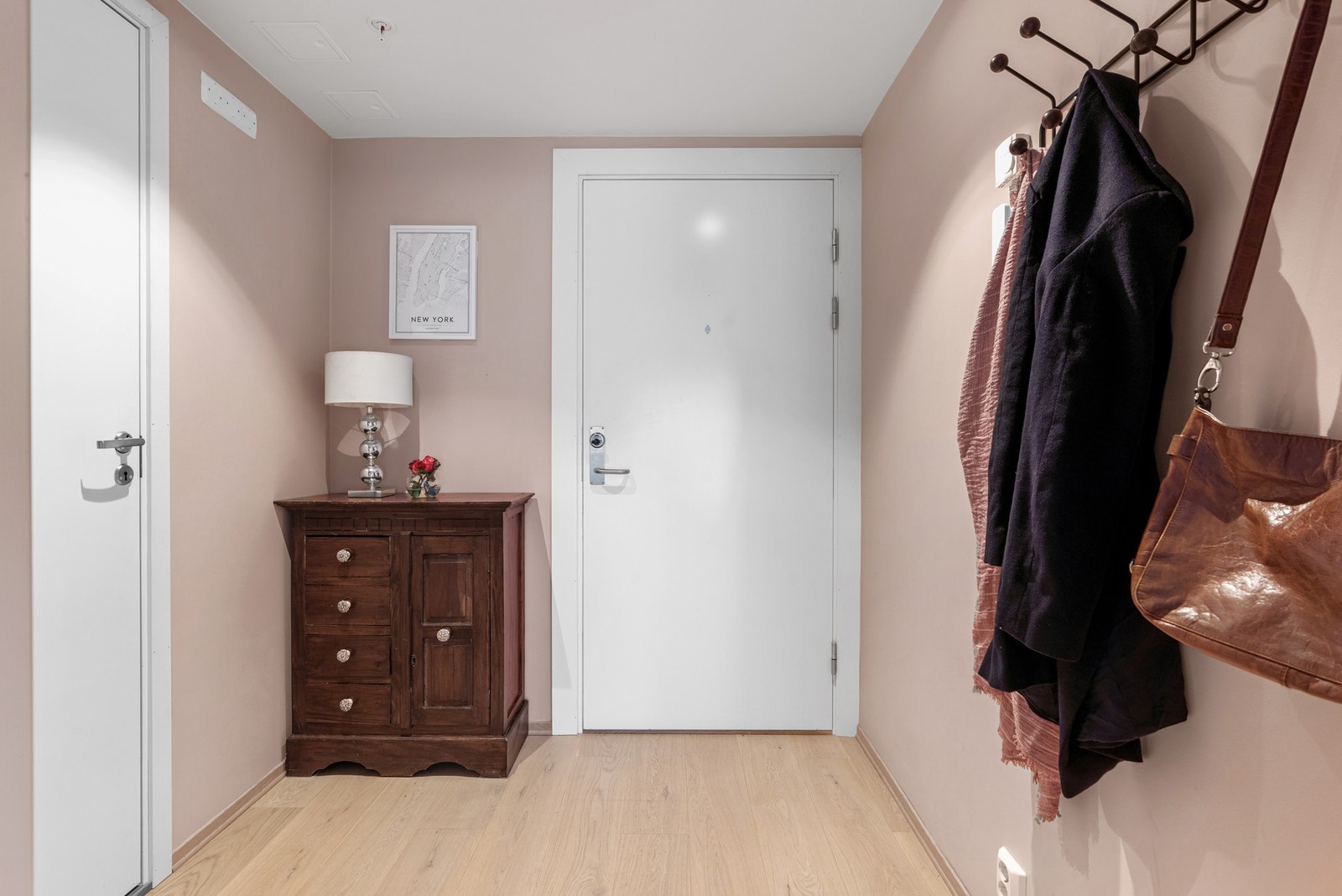 Det er heis opp til etasjeplan og ned til garasjekjelleren - Velkommen inn! Galleribilde