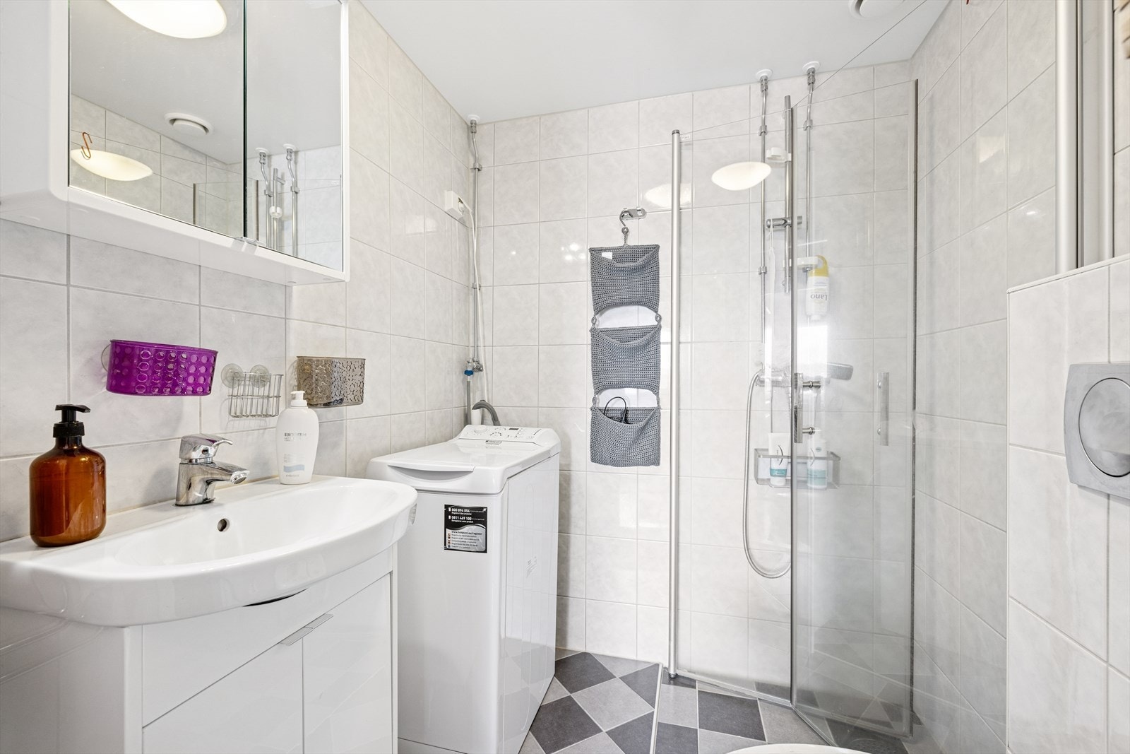 Baderom er pusset opp i regi av borettslaget i 2014, og holder god standard. Galleribilde