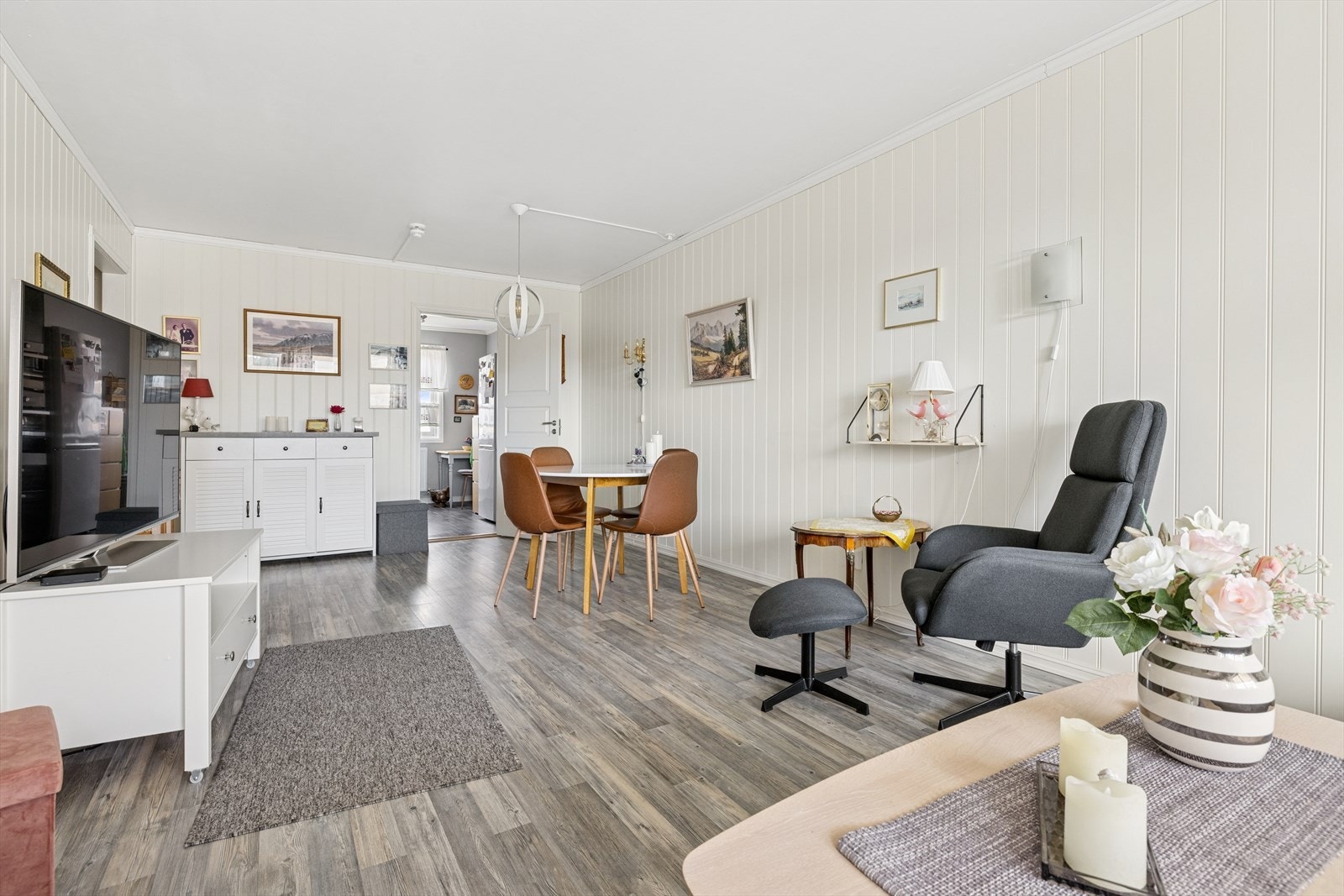 Det er gode møbleringsmuligheter i stuen, med god plass til både sofa og spisestuemøblement. Galleribilde