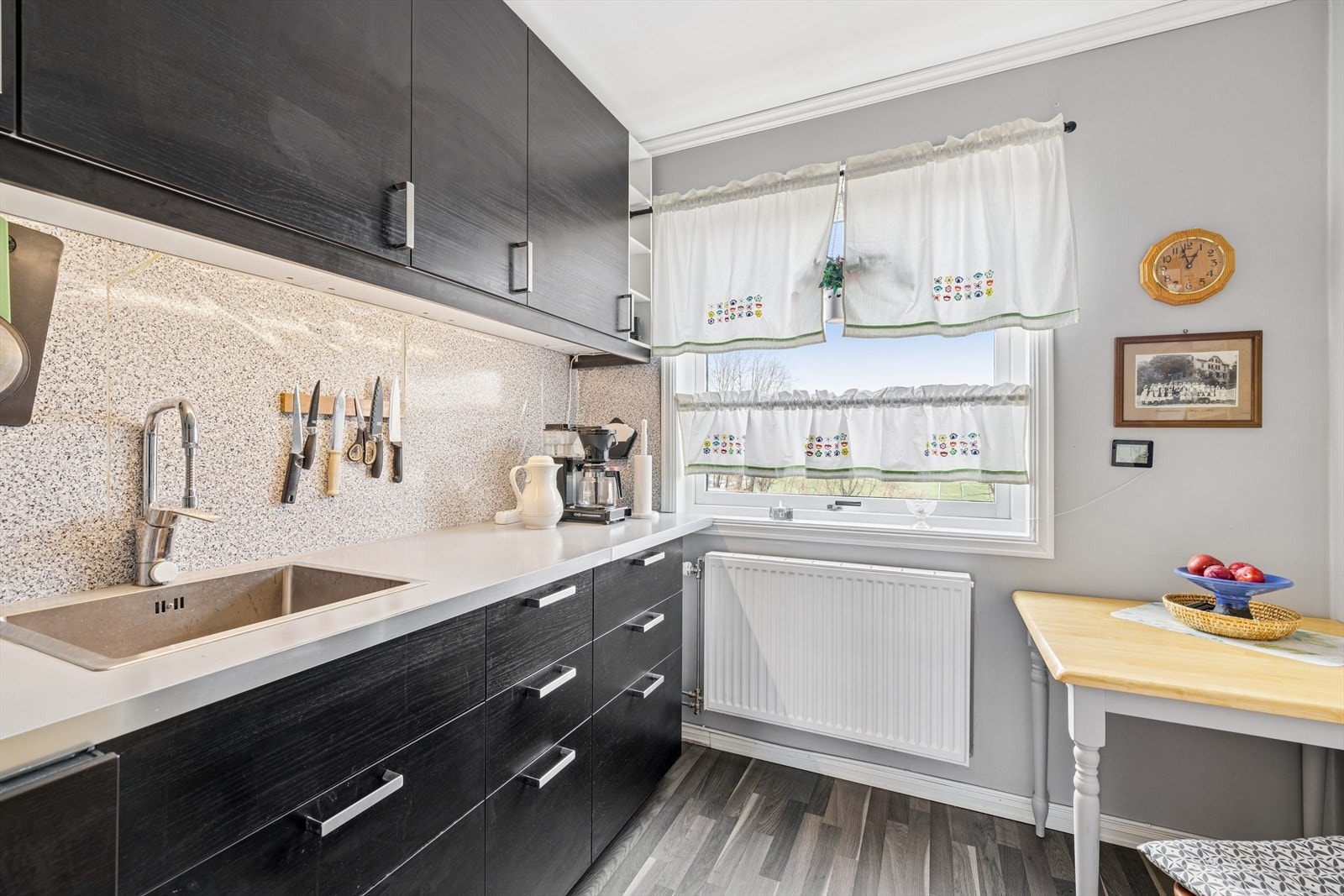 Det er spiseplass på kjøkken. Galleribilde