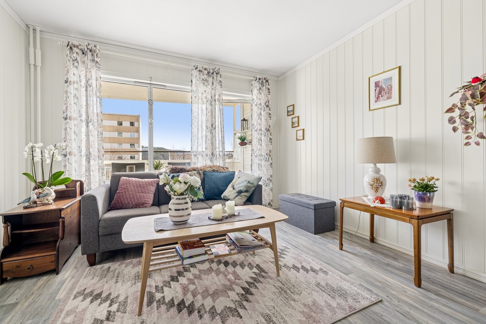 Det er utgang til balkong fra stue. Galleribilde