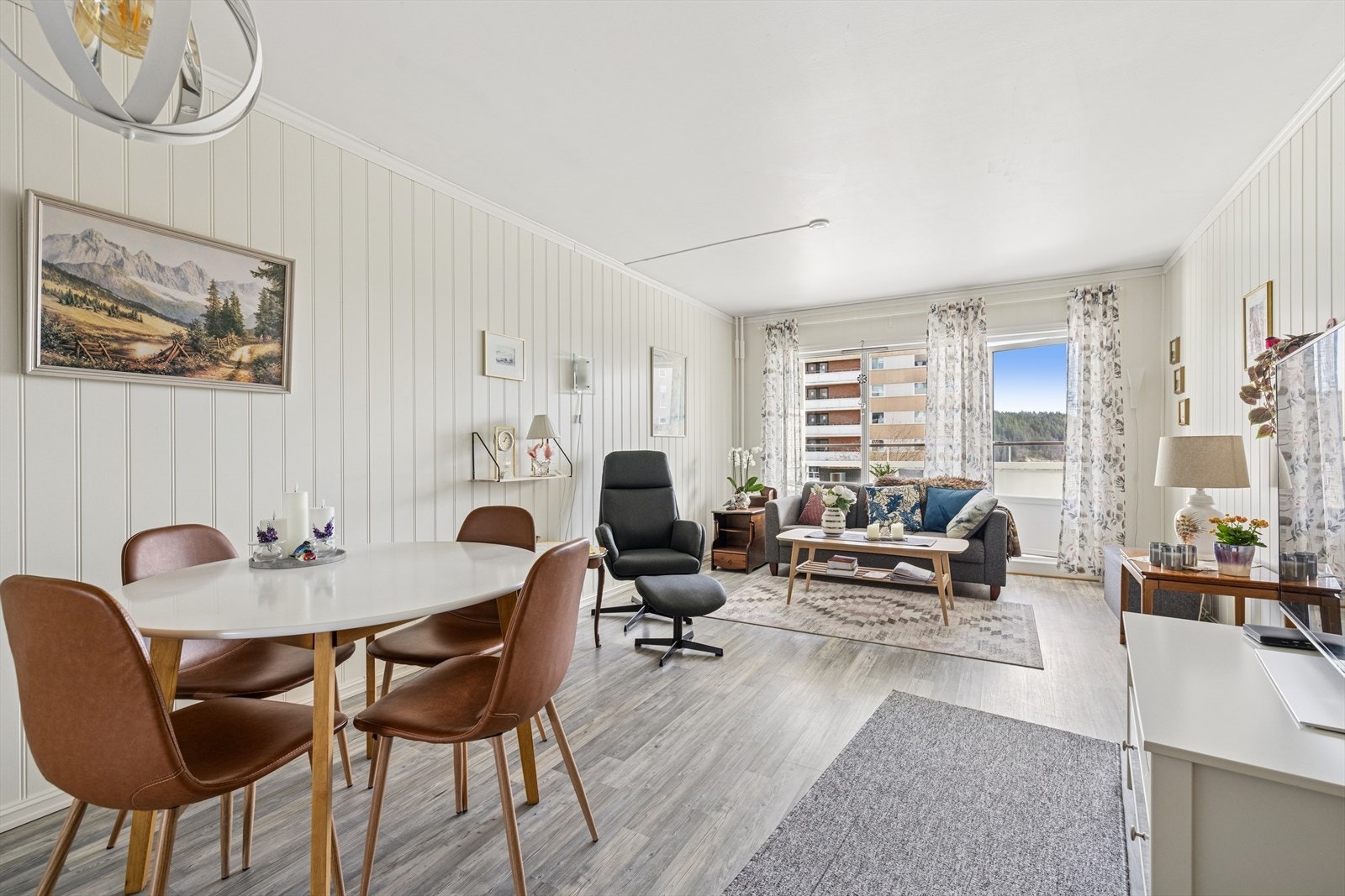 Velkommen til Lauritz Hervigs vei 51B presentert av Eiendomsmegler Salma Rana Kalenius. Galleribilde