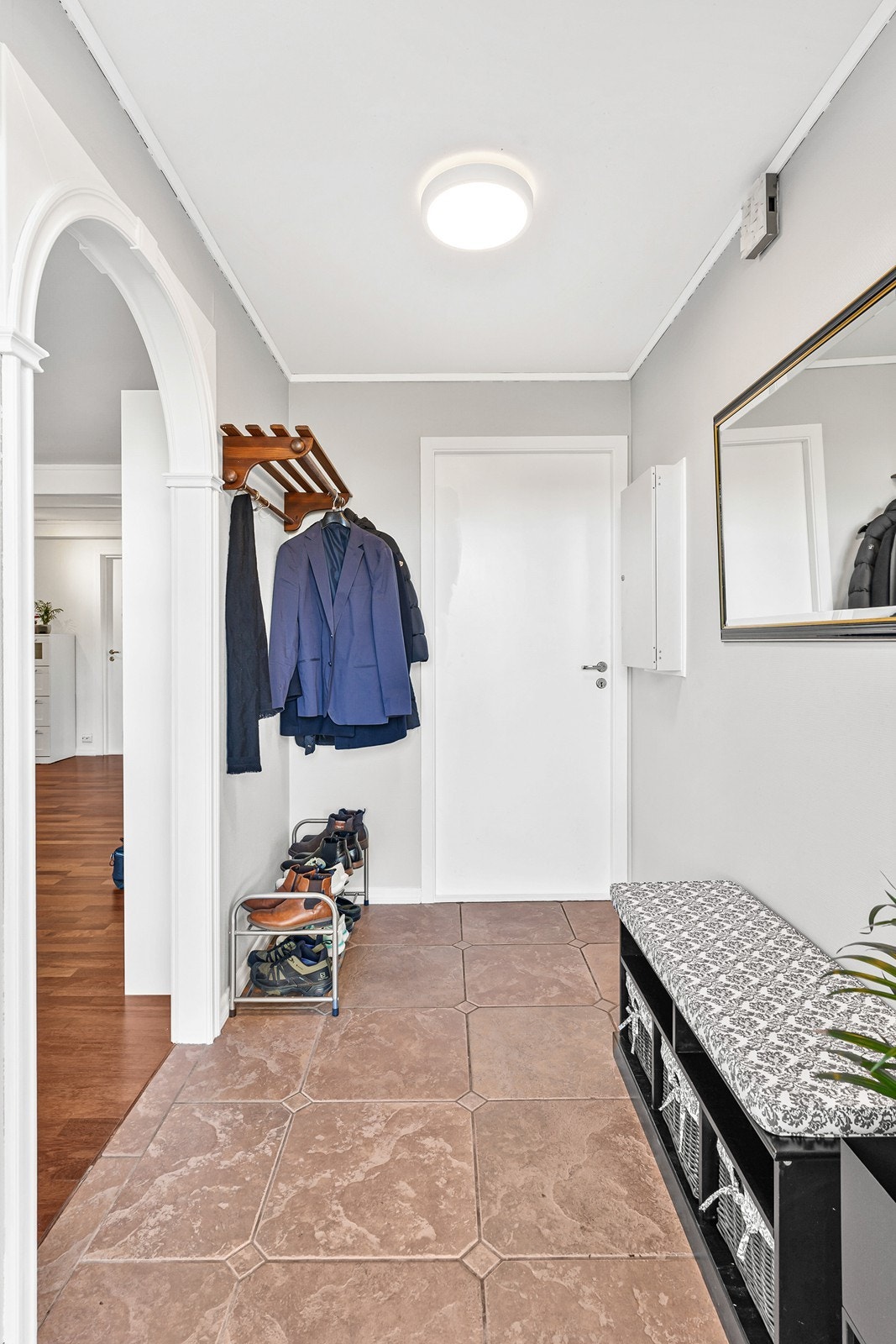 Du ønskes velkommen av en trivelig entré, hvor man har plass til oppbevaring av yttertøy og sko i skoskap og på oppheng. Galleribilde