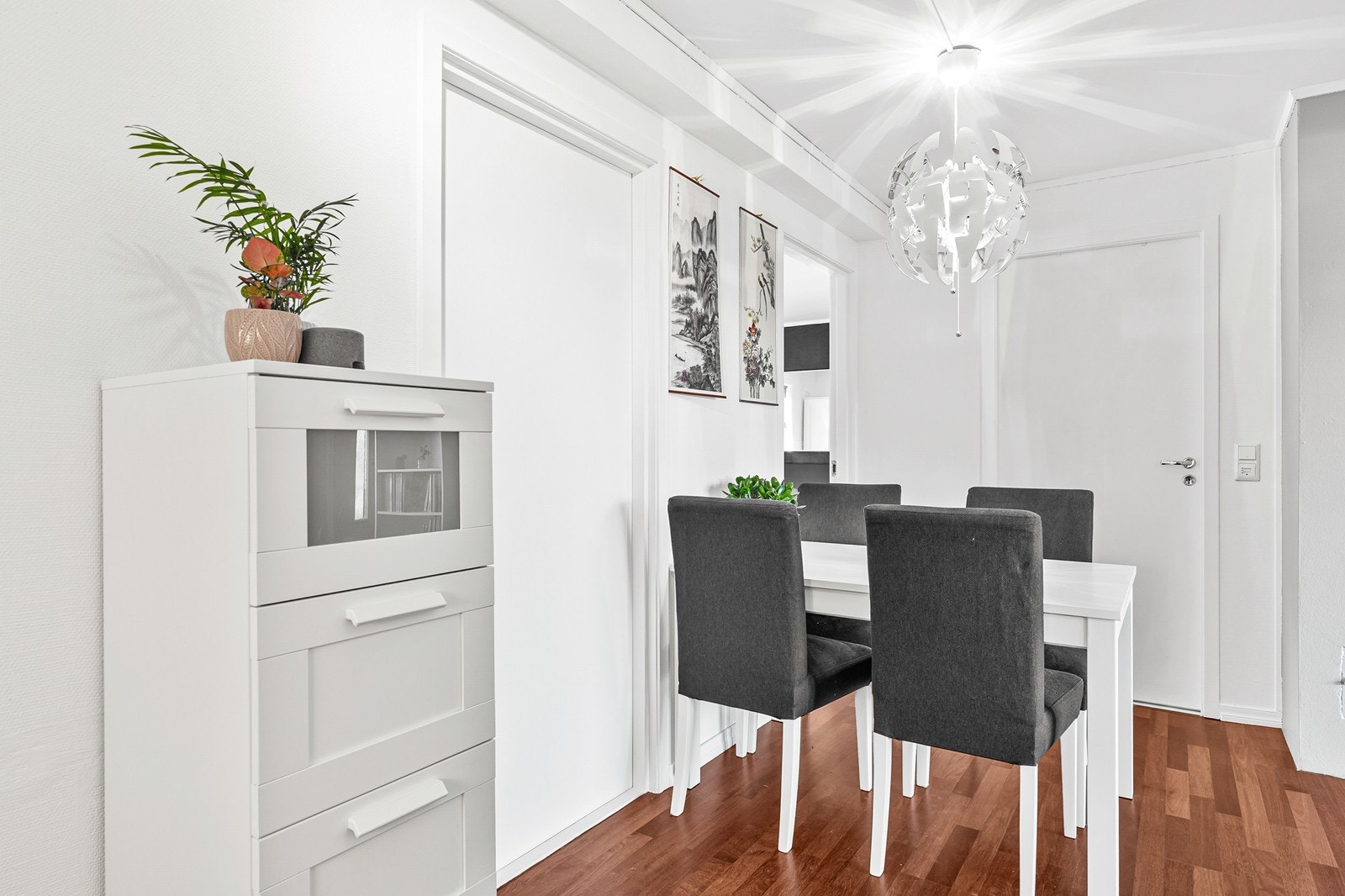Plass til spisestue. Galleribilde