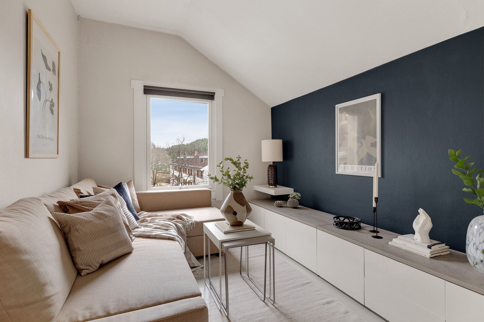 Leiligheten har en lys og romslig stue med plass til sofa og tilhørende møblement. Galleribilde