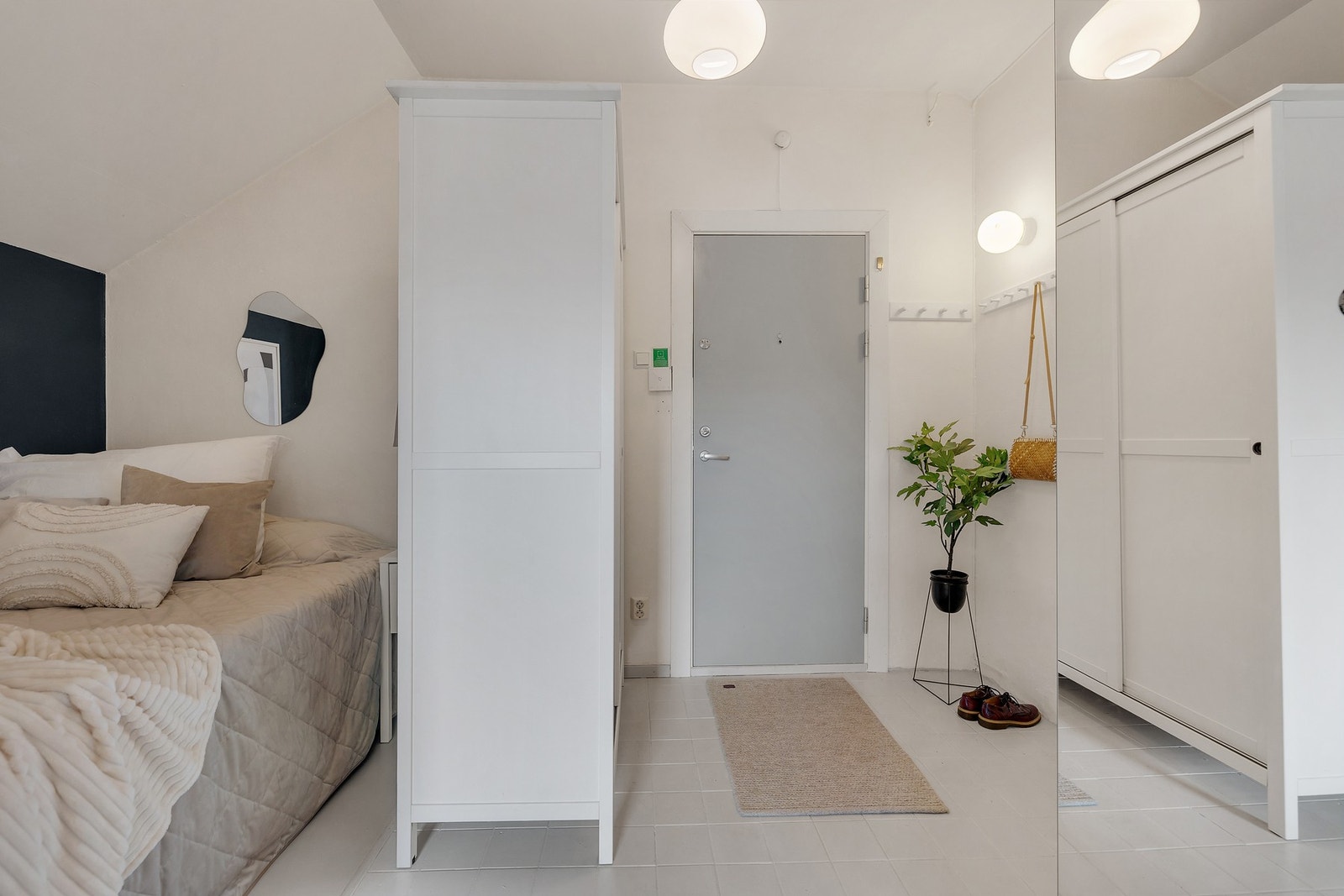 Innbydende entré med god plass for avheng av yttertøy og sko. Galleribilde