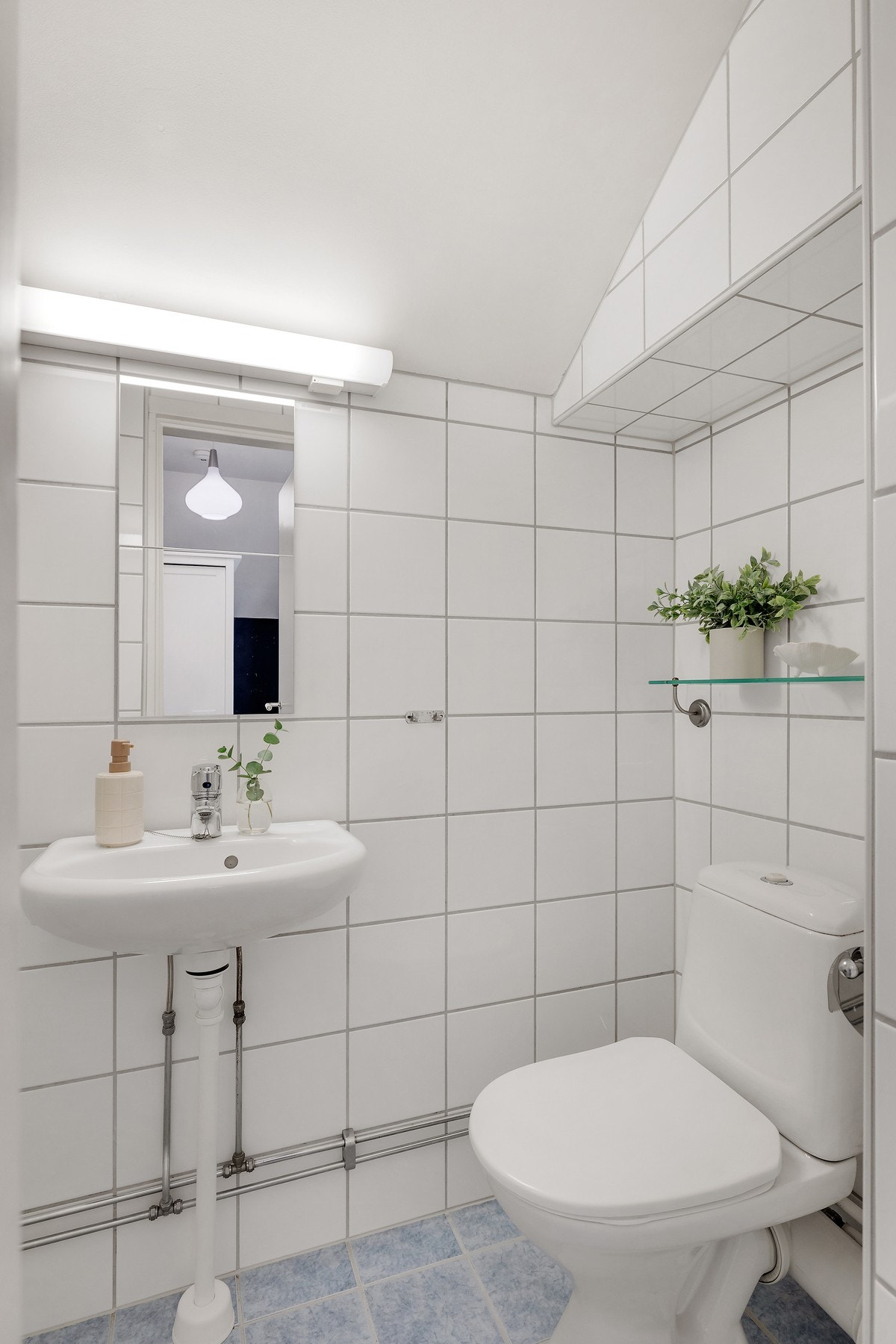 Lyst flislagt bad med varmekabler i gulv. Badet ble tatt i regi av borettslaget i 2004. Galleribilde