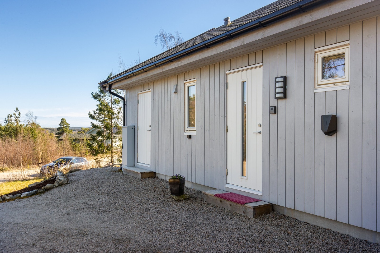 Pent inngangsparti med adkomst fra gruset gårdsplass og gode parkeringsmuligheter på egen tomt. Galleribilde