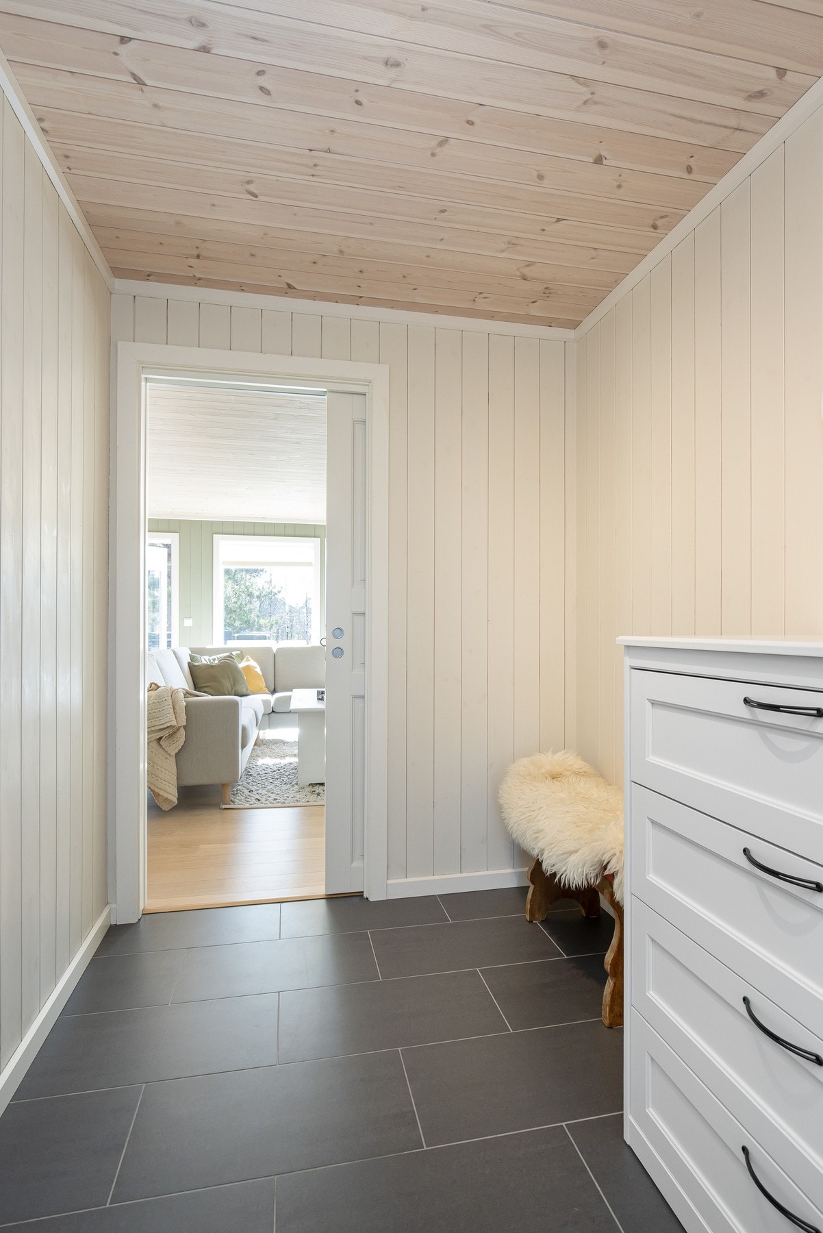 Lys og innbydende entré med flislagt gulv med varmekabler. Galleribilde