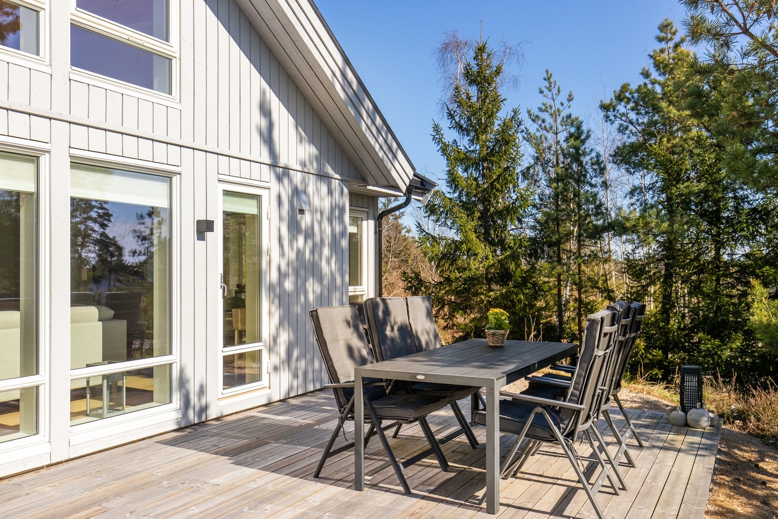 God plass til stor spisegruppe - perfekt for sosiale sammenkomster, grilling og avslapping i grønne omgivelser. Galleribilde