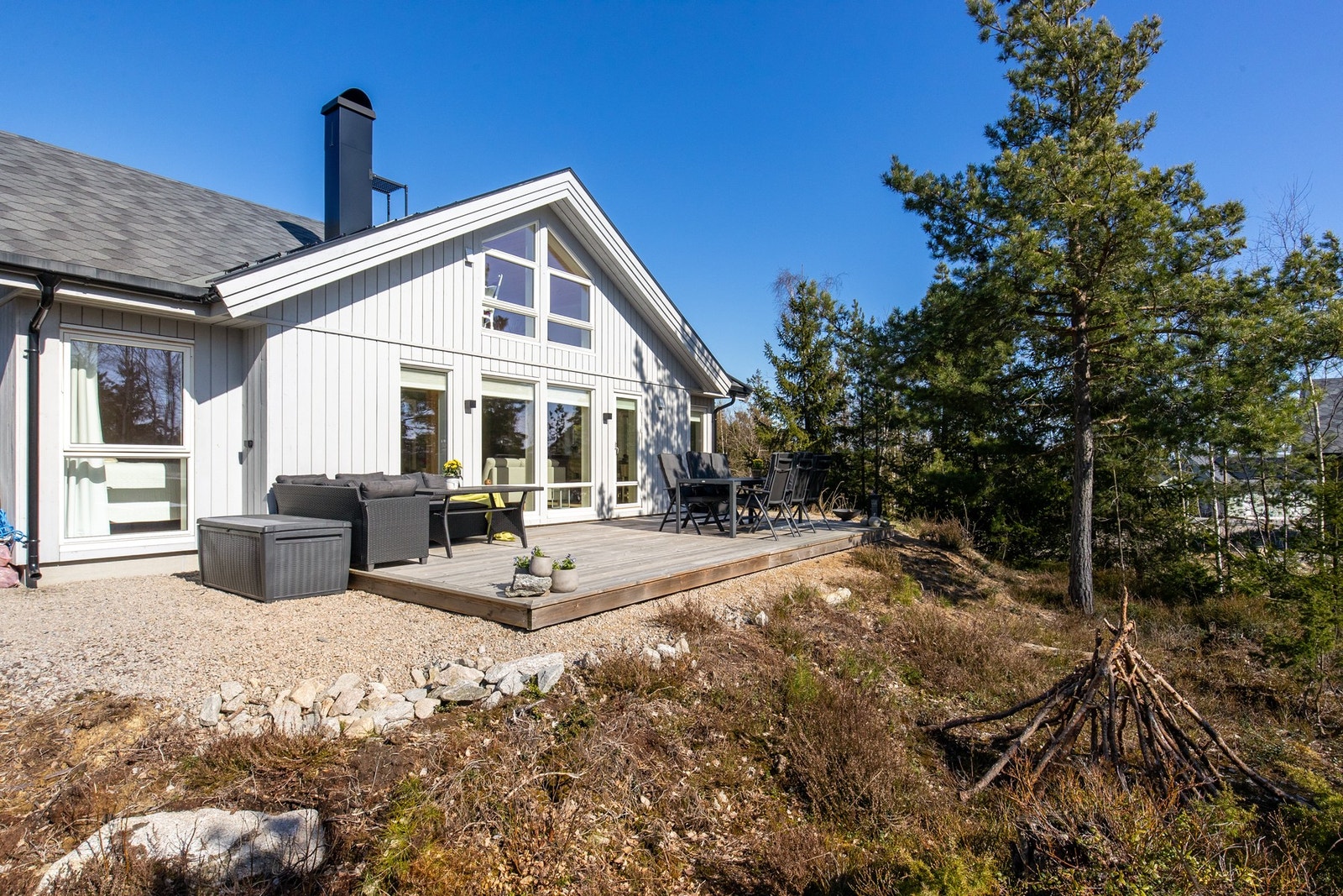 Flott hytte med idyllisk beliggenhet - perfekt for både avslapning og hyggelige sammenkomster med familie og venner. Galleribilde