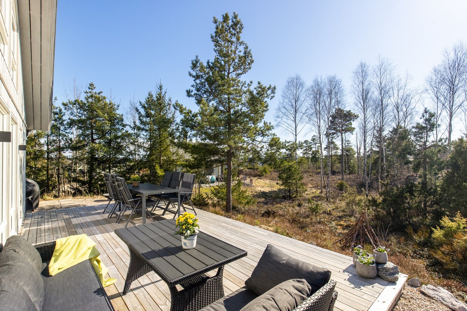 Stor og solrik terrasse med skjermet beliggenhet og plass til både spisegruppe og sittegruppe. Galleribilde