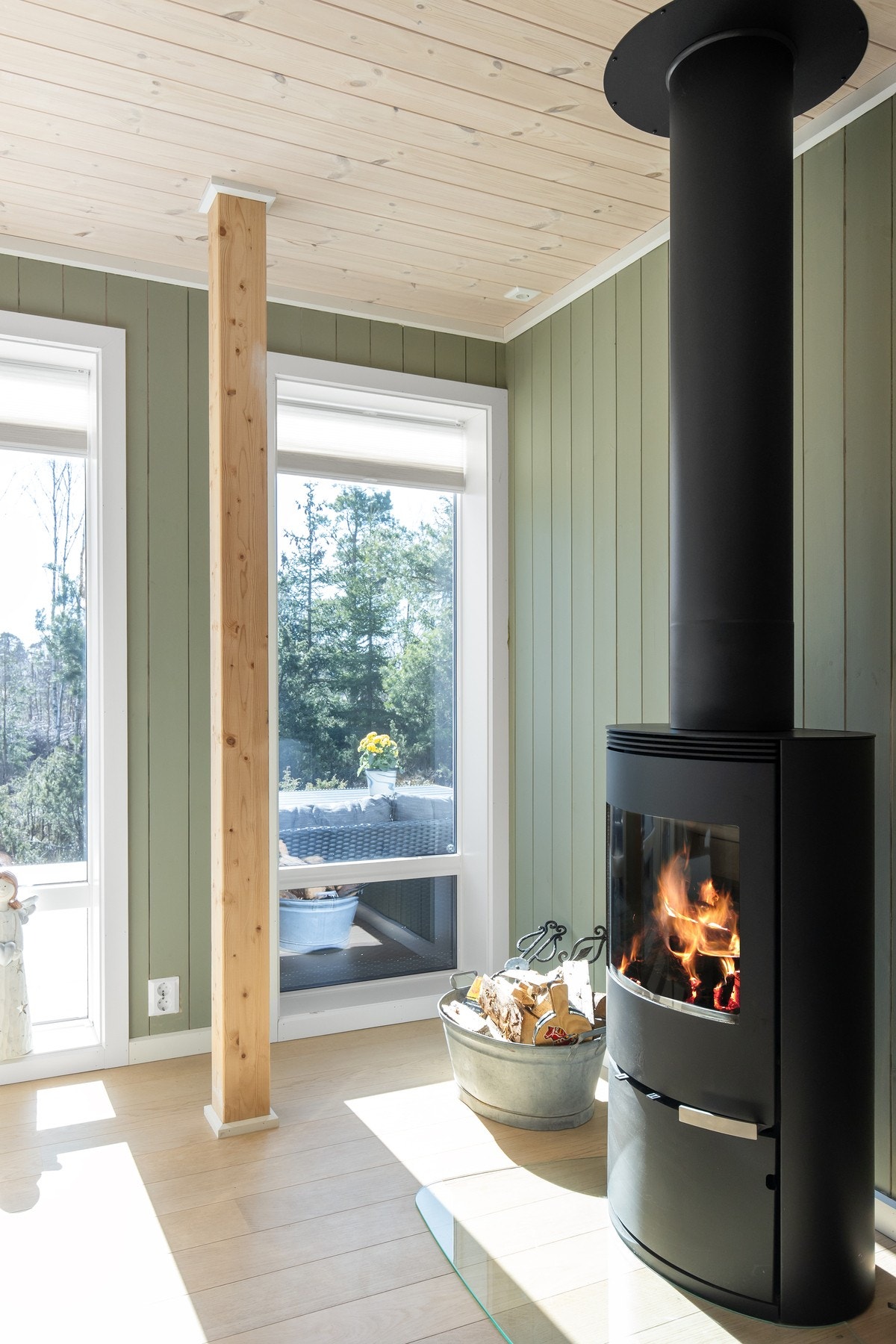 Stuen har en flott vedovn som både varmer og skaper hyggelig stemning på kjølige kvelder. Galleribilde