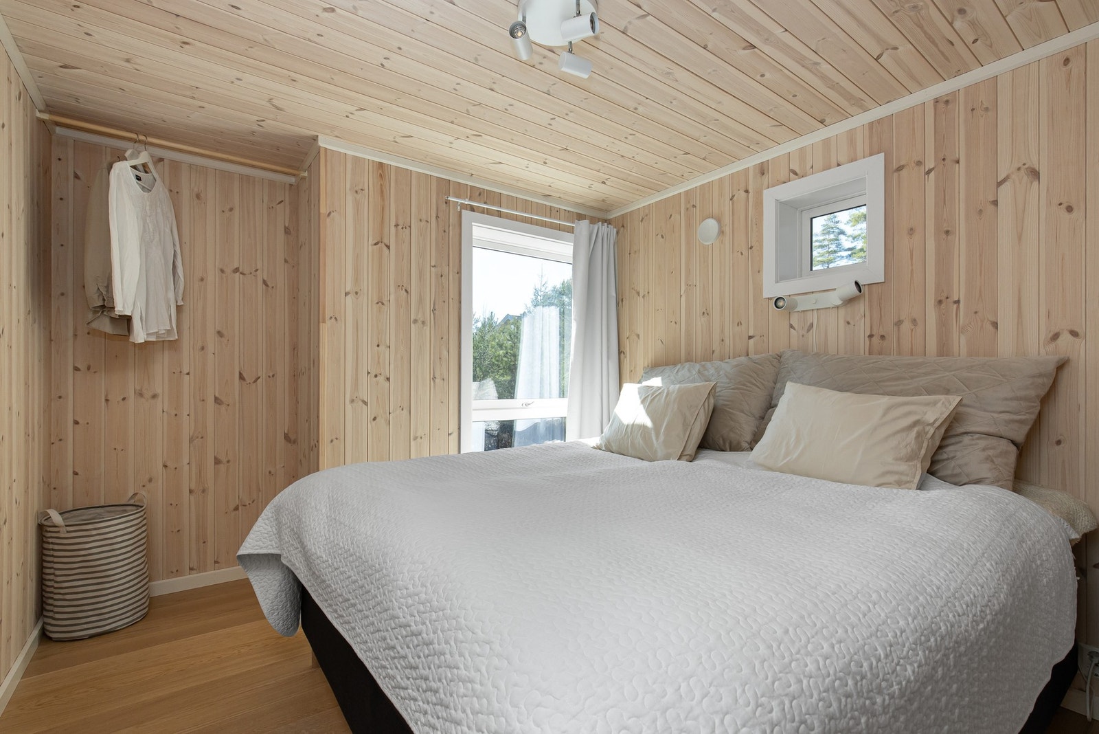 Soverom 1 i 1. etasje. Sengen på bilde er 180x200 cm. Galleribilde