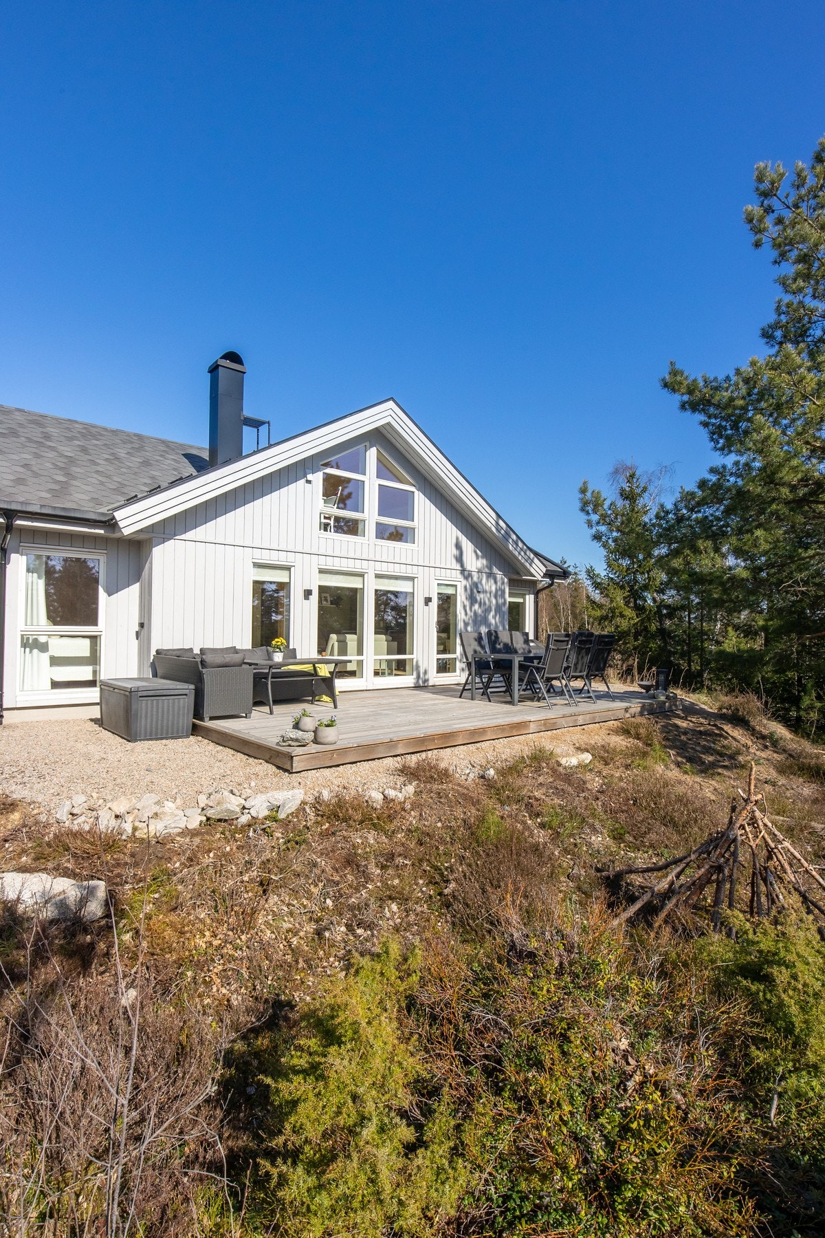 En moderne og innbydende hytte med solrik terrasse og naturskjønn beliggenhet! Galleribilde