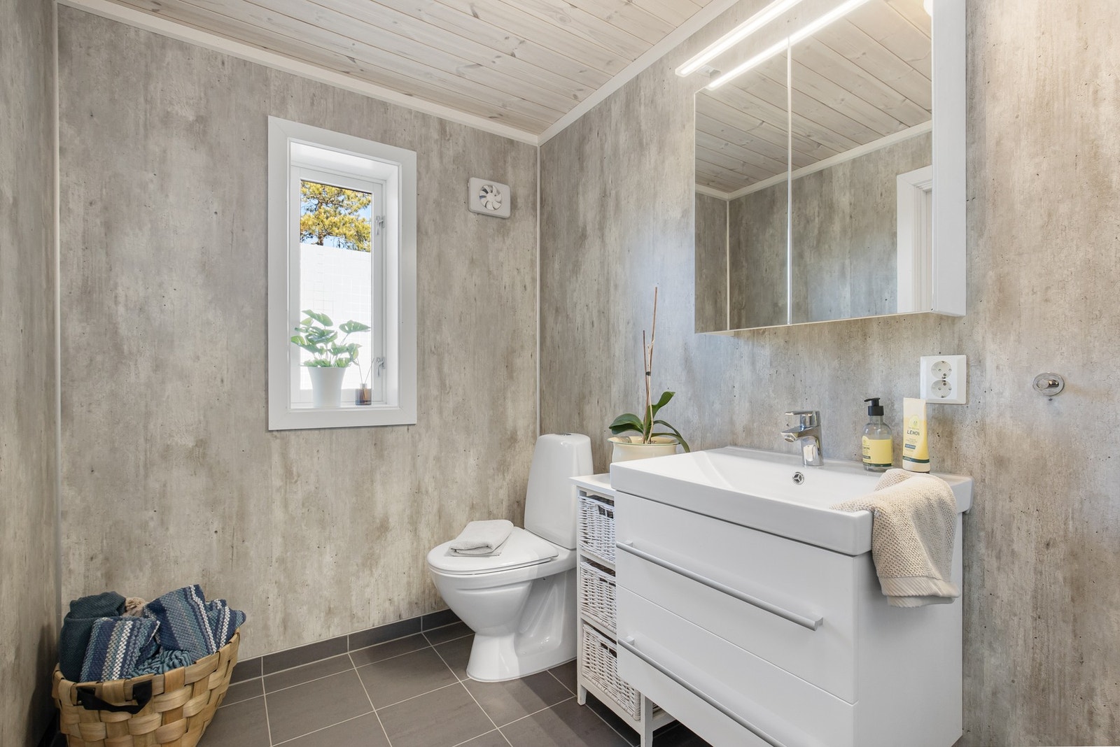 De stilige veggene i betong-look gir badet en moderne og eksklusiv følelse! Galleribilde