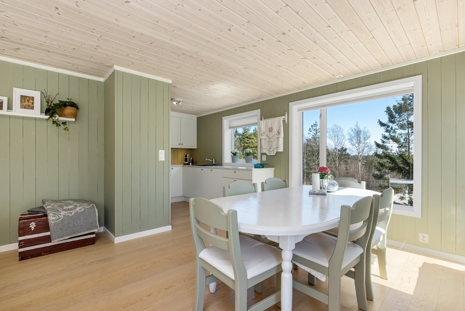 Hyggelig og sosial spiseplass i hjertet av hytta. Galleribilde